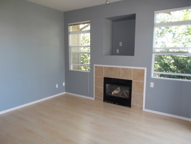 Building Photo - Beautiful Top Floor 2BR 2BA Corner Unit in...