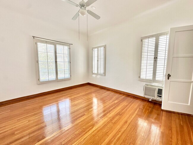 Building Photo - 5044 Rosewood Ave