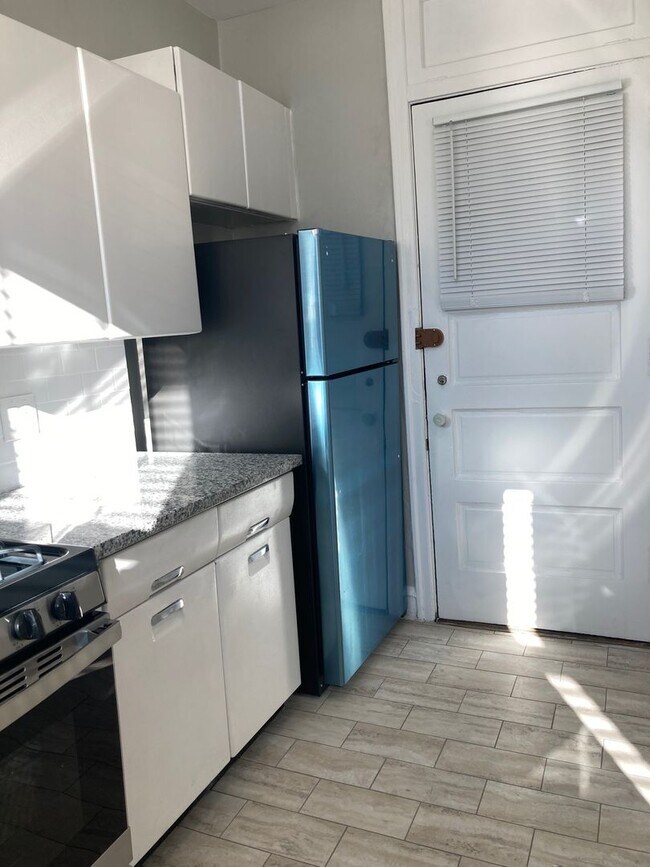 Foto del edificio - Recently Renovated East Rogers Park One Bedroom - Pets Welcome!