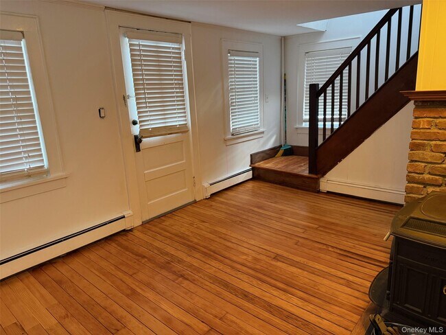 Foto del edificio - 182 Maple Hill Rd