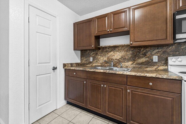 Building Photo - 751 Hummingbird Way