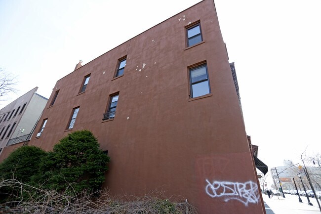 Building Photo - 325 Smith St