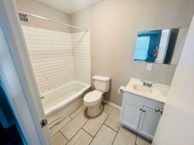 Building Photo - Quaint 2 bedroom in a quiet neighborhood