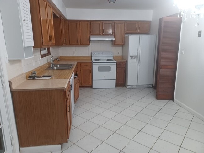 Building Photo - Silverwood Oaks