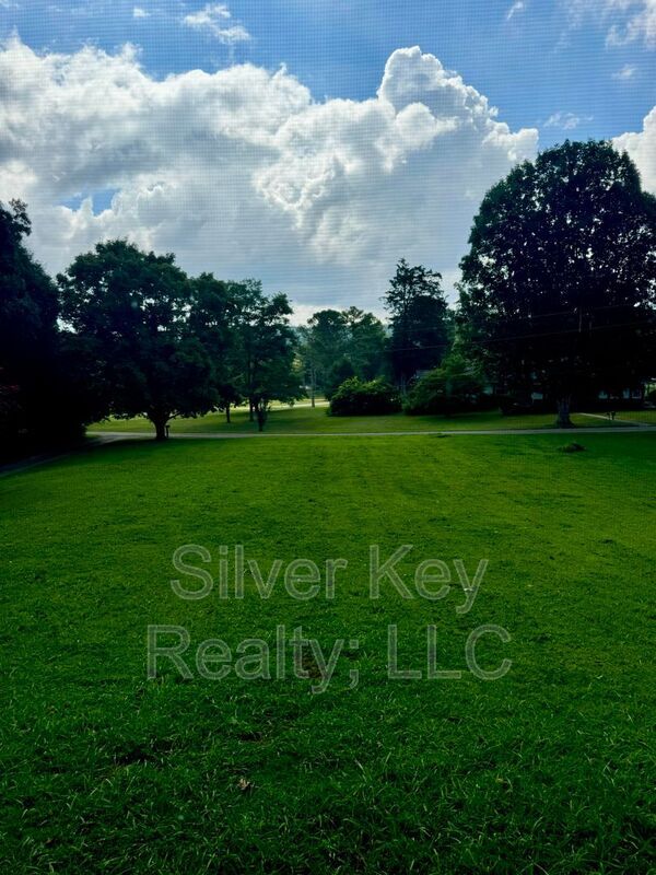 Building Photo - 130 Country Club Rd