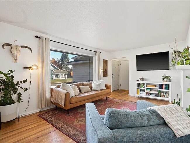 Foto del edificio - SPACIOUS 3BD/1BA SOUTH HILL HOME | ATTACHED GARAGE | FENCED YARD | W/D HOOKUPS | AVAIL JULY 1