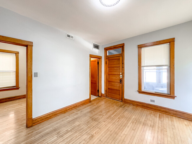 Building Photo - 4322 W Kamerling Ave