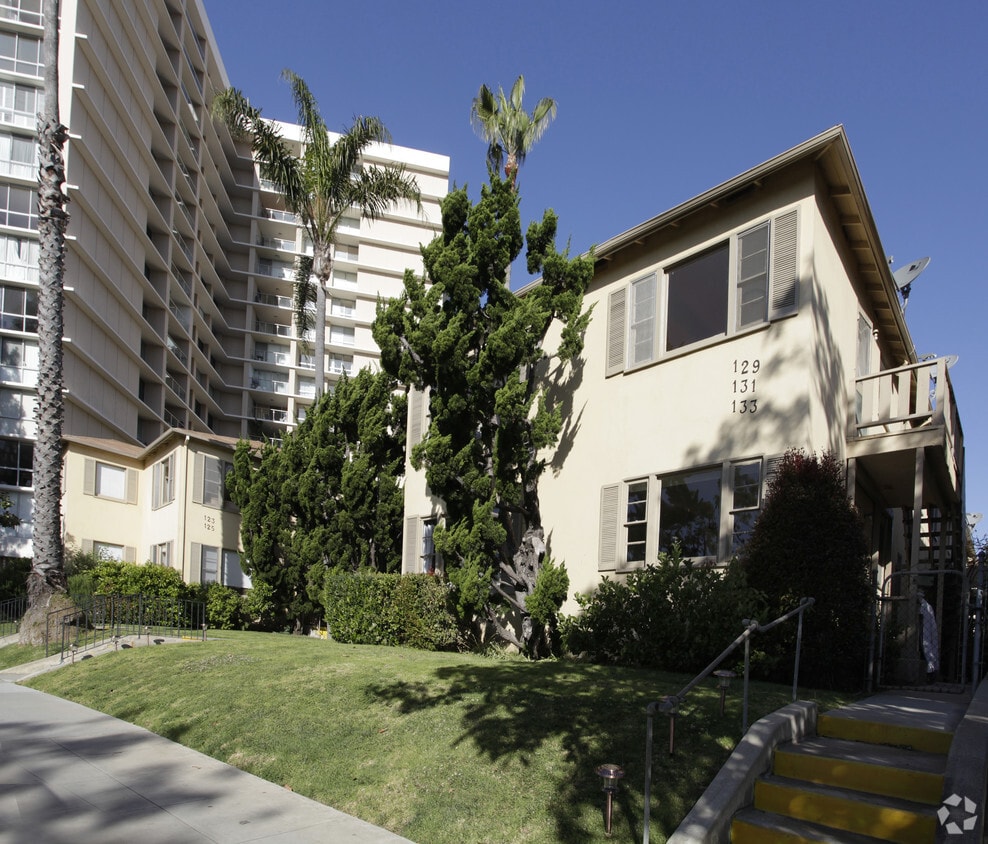 Building Photo - 123-133 San Vicente Blvd