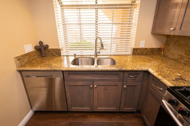 Foto del edificio - 2BR/2.5BA Townhome with garage - READY NOW!
