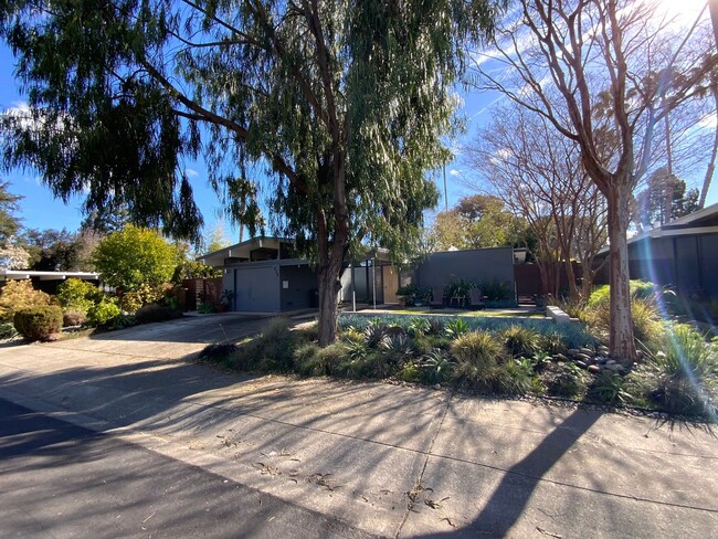 Building Photo - 4-bedroom Modernized Eichler, Available No...