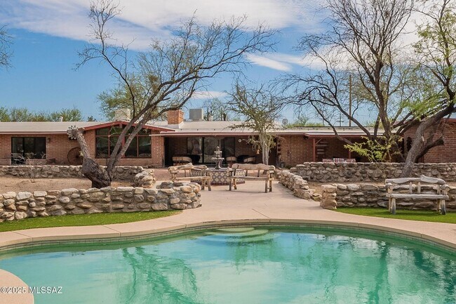 Foto del edificio - 9035 E Woodland Rd
