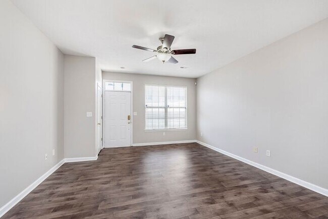 Foto del edificio - Beautiful town home in the quiet Towne Park community!!