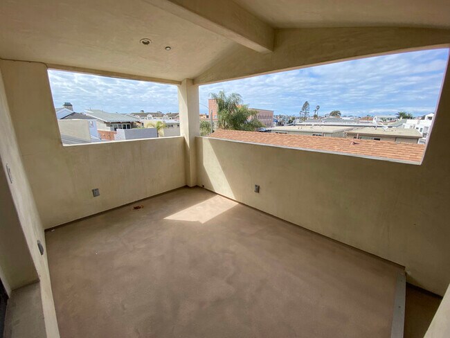 Building Photo - Newport Beach Balboa Peninsula Condo 2-car...