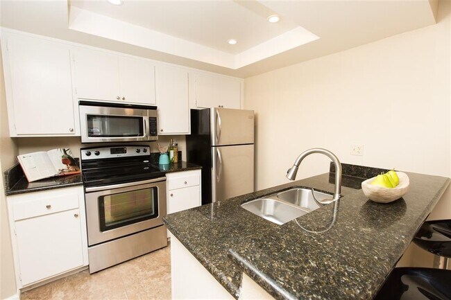 Foto del edificio - $2,000- 1 Bed / 1 Bath Condo located in Mission Plaza Complex in Mission Valley