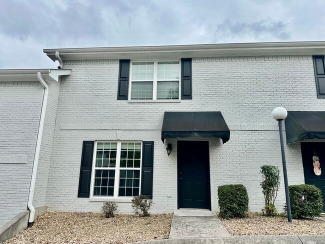 Foto del edificio - 1114 Maple Tree Ln