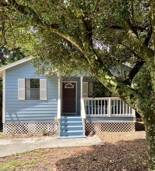 Front - 3002 E Brainerd St