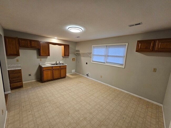 Building Photo - HOUSE FOR RENT _ 3 bed, 2 car garage, 1 st...
