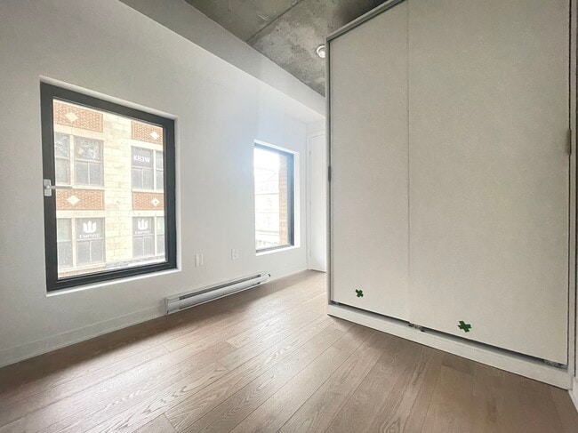 Building Photo - 201 St Sainte-Catherine E