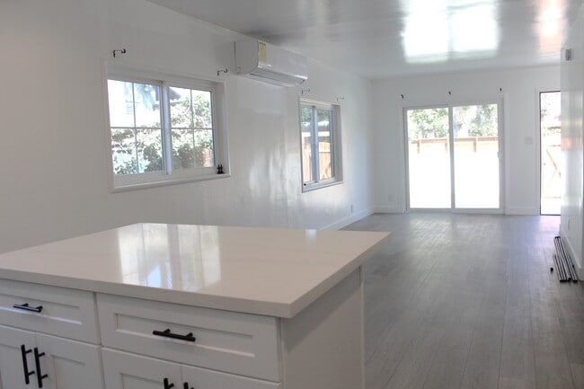Building Photo - 1037 Pleasantview Ave