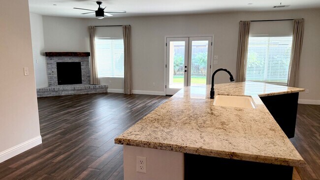 Foto del edificio - Gorgeous Move-In Ready Home by Frontier High School