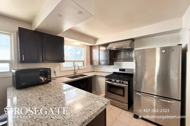 Photo du bâtiment - Spacious 3-Bedroom Main Floor Home in Scar...