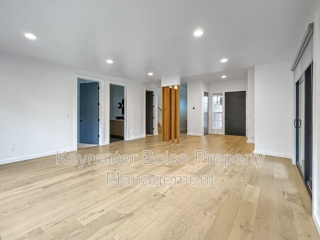 Building Photo - 6968 E La Cuesta St