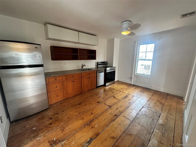 Building Photo - 744 Main St