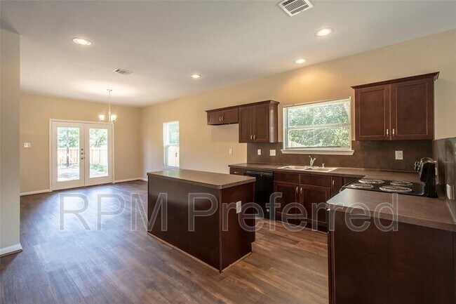 Foto del edificio - 8146 Cabot St
