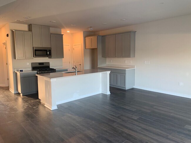 Foto del edificio - THREE BEDROOM/2.5 BATH TOWNHOME in Southern Lehigh School District