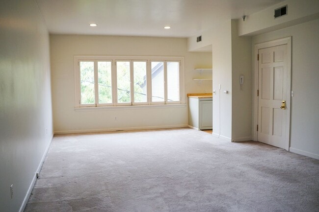 Building Photo - FREE PARKING! Spacious Nob Hill Historic Property with a Fireplace & Vintage Details!