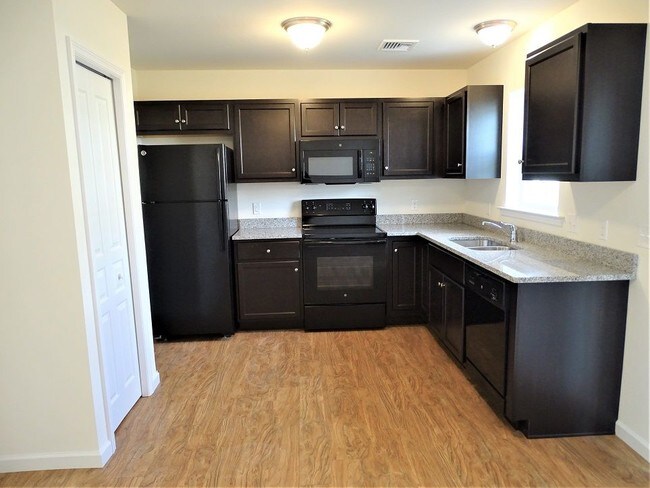 Building Photo - Clean Neat  Tidy 3 Bedroom Townhouse