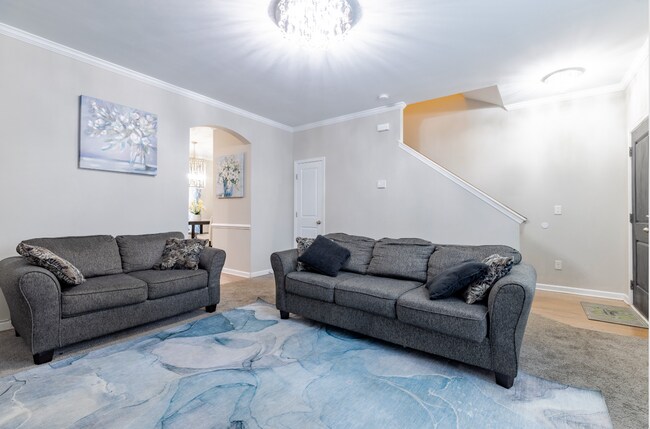 Foto del edificio - Updated 3BR Townhouse with Kitchen Island & Walk-In Closets