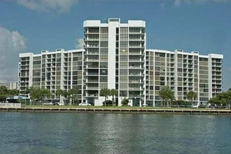 Building Photo - 400 Leslie Dr