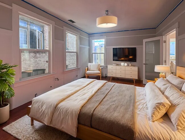 Building Photo - Large classic Mission top floor flat w/ori...