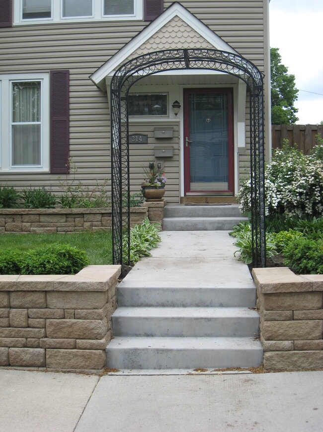 Front Entrance - 314 3rd Ave SE