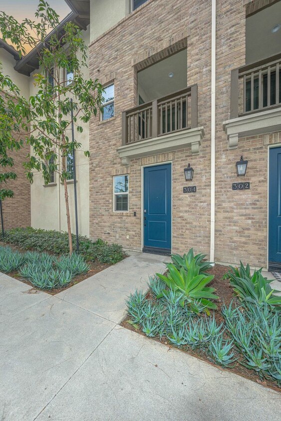 Primary Photo - Spacious 2 Bedroom Condo with Attached 2 C...