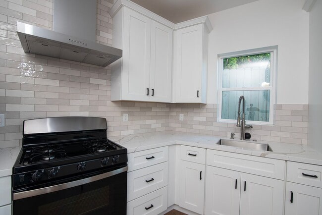 Building Photo - Live Oak 31-35