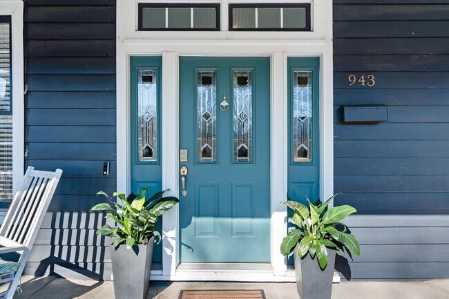 Building Photo - East Nashville Beauty in super convenient location!