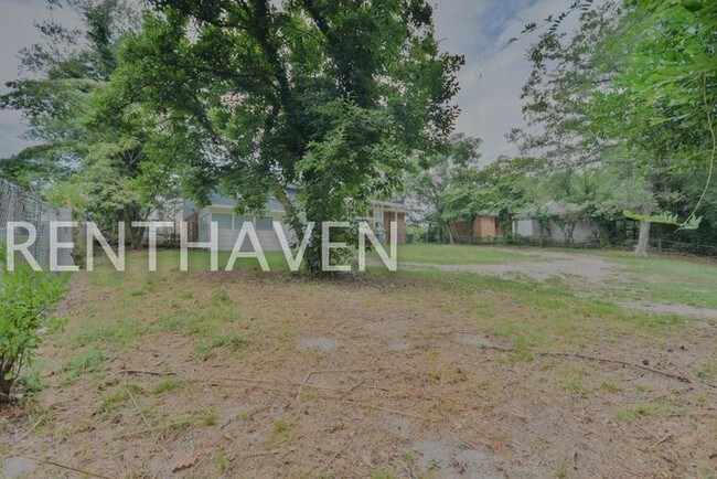 Building Photo - Gorgeous Tri-Level Home with Huge Back Yard!