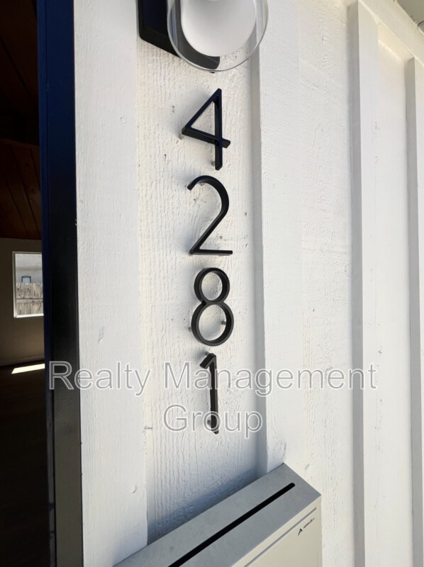 Foto del edificio - 4281-87 51st St