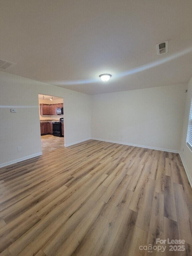 Foto del edificio - 5823 Hewitt Dr