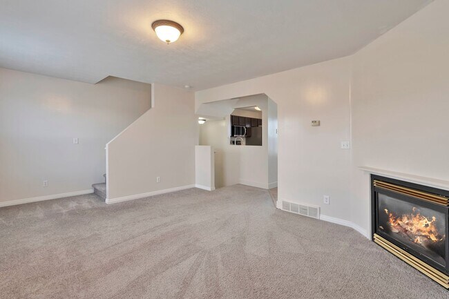 Building Photo - Stunning 3 Bed - 2 Bath Pet-Friendly Roy T...
