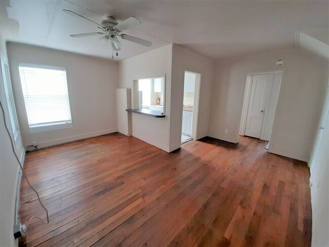 Building Photo - 1/1 Ground Floor Apartment in Downtown Tar...