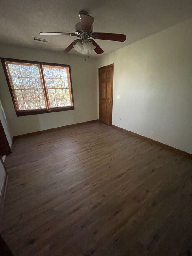 Building Photo - 905 N Main St