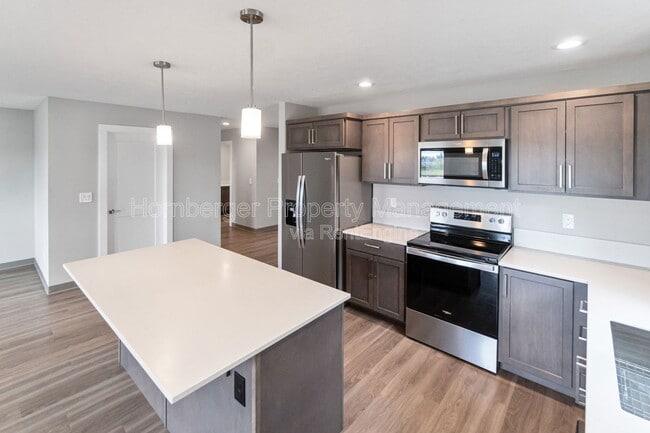 Building Photo - 1305 N Coach Dr