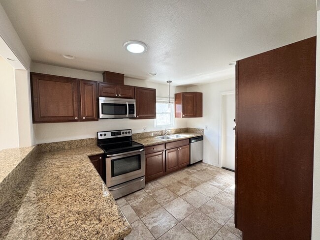 Building Photo - La Mesa: spacious 3 bed, 2 ba + great outd...