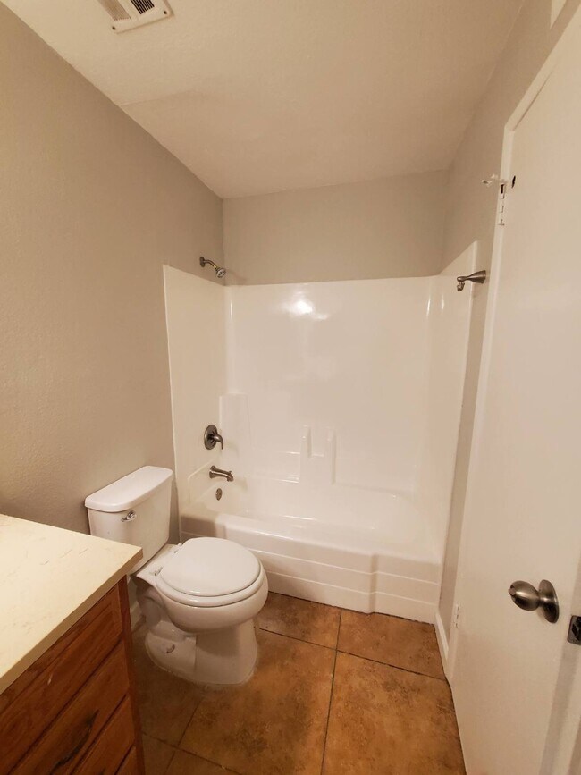 Foto del edificio - **Charming 2 Bedroom/1 Bathroom Apartment ...