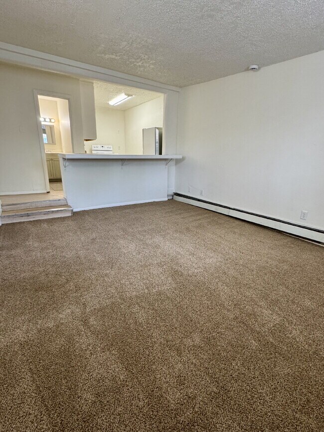Foto del edificio - Location, Location, Location! Convenient t...