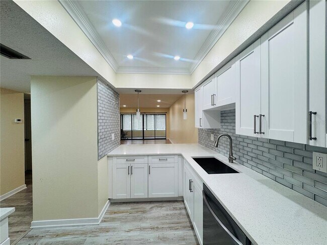 Building Photo - 1750 Belleair Forest Dr