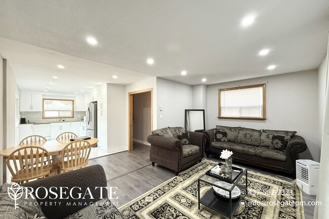 Photo du bâtiment - Newly Renovated 3-Bedroom Home in Ajax – 1...